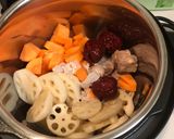 Hình bước làm 1 của món Canh sườn non hầm củ sen, cà rốt, táo đỏ và kỷ tử-Instant Pot
