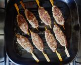 Une image de l'étape 6 de Brochettes de Kefta sur un Lit de Riz aux Petits Pois à la Vapeur.