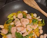 Foto del passaggio 6 della ricetta Fettuccelle al sapore d'estate🌱🦐🏵🥜🏖