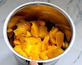 A picture of step 1 of Mango ice candy.