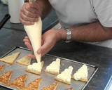Foto del paso 10 de la receta: Triangulos de hojaldre rellenos de nata