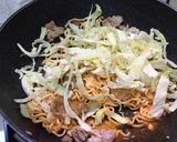 รูปขั้นตอนการทำที่ 6 ของ มาม่าผัดไข่เค็มหมู