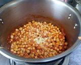 Foto del paso 4 de la receta: Garbanzos con oreja y chistorra en olla rápida