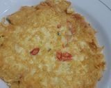 Foto langkah ke 5 dari resep Omelet Mie Praktis dan Lezat.