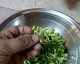 A picture of step 1 of Pyaaz Karele.