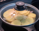 Foto del paso 4 de la receta: Patatas a lo pobre con pechuga aromatizada