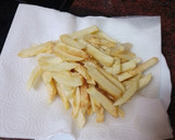 Foto del paso 3 de la receta: Papas fritas con huevo frito, salchichas y salsa de tomate