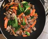 Foto del paso 4 de la receta: Salteado de cerdo con verduras