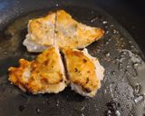 Foto del paso 3 de la receta: Bistec de pechuga de pollo enharinada y al limón