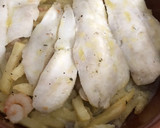 Foto del paso 3 de la receta: Merluza al horno con gambitas y patatas, exprés