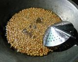 Foto langkah ke 3 dari resep Kacang Kedelai Goreng.