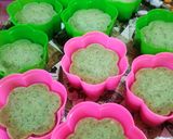 Foto langkah ke 7 dari resep Bolu pisang pandan tabur keju.