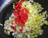 Foto del paso 6 de la receta: Guisantes frescos con verduras y huevo