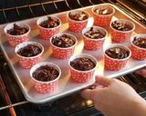 Foto langkah ke 4 dari resep Chocolate Muffin with Oreo - no mixer.