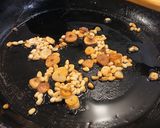 Foto del paso 3 de la receta: Cardo con Pollo Mechado al Curry, Piñones y Semillas de Girasol