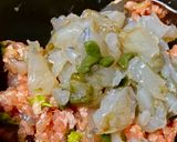 รูปขั้นตอนการทำที่ 1 ของ เกี๊ยวกุ้งดอกขจรหมูสับ-กรรเชียงปู