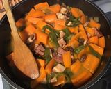 Une image de l'étape 13 de Carottes au lard, poivrons verts et raisins secs.