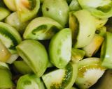 हरा टमाटर की खट्टी मीठी सब्जी (green tomoto sweet & sour sabji recipe in Hindi) रेसिपी चरण 1 फोटो
