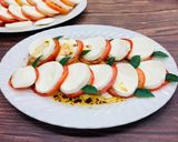 【親子共廚】莫札瑞拉乳酪蕃茄沙拉的食譜步驟3照片