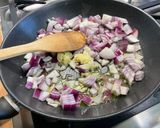 Une image de l'étape 7 de Sauté de porc aux champignons, tomates, oignons rouges et persil d'algues.