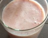 A picture of step 2 of Banana strawberry milkshake.