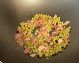 Foto del paso 2 de la receta: Pasta con camarones, arvejas y panceta