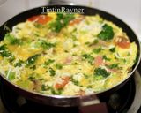 Foto langkah ke 5 dari resep Frittata Brokoli,Sosis,Jamur dan Keju - Italian Omelete.