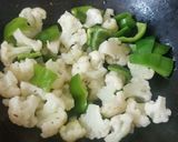 A picture of step 2 of Gobhi Capsicum Paneer Sabzi.