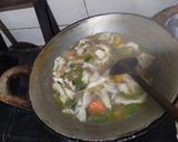 Foto langkah ke 5 dari resep Sup Jamur Tiram Daging Giling.