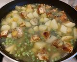 Foto del passaggio 4 della ricetta Conchigliette con carciofi, patate e piselli