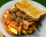 Foto del paso 3 de la receta Sándwich de trucha ahumada con tomate, aguacate y alcaparras