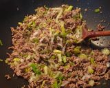 Póréhagymás-pirított hús nudlival recept fázis 3 fotója