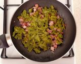 Foto del passaggio 2 della ricetta Canederli di spinaci su vellutata di zucca ed erba cipollina