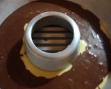 Foto del passaggio 7 della ricetta Ciambella dei sette vasetti bicolore
