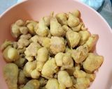 A picture of step 4 of Dahi baday ke phullay.