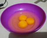 Foto langkah ke 2 dari resep Telor dadar rumahan.
