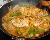 Foto del paso 3 de la receta Contramuslos de pollo con fritada de pimiento, cebolla y puerro