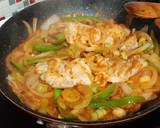 Foto del paso 3 de la receta: Contramuslos de pollo con fritada de pimiento, cebolla y puerro
