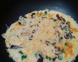 Foto langkah ke 3 dari resep Omlette telur bebek jamur keju.