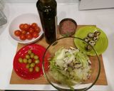 A picture of step 1 of Green Salad "Venice" with tuna.