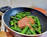 A picture of step 4 of Bhindi masala.