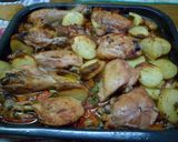 Foto del paso 6 de la receta: Pata muslo y pechugas de pollo con papas sobre colchón de verduras..