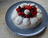 Une image de l'étape 4 de Pavlova aux fruits rouges.