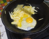 Foto langkah ke 3 dari resep Fusilli Saus Telur Pedas.