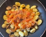 Foto del paso 4 de la receta: Gnocchis con huevos y champiñones en salsa de tomate