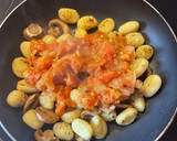 Foto del paso 4 de la receta: Gnocchis con huevos y champiñones en salsa de tomate