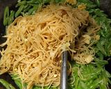 Foto langkah ke 5 dari resep Mie Putih Tumis Buncis.