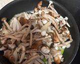 Foto del paso 4 de la receta: Muslos de pollo estilo oriental con menestra de mix setas y ajetes