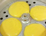 A picture of step 3 of Khaman Idli.