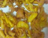 A picture of step 2 of Aloo Pyaaz ke pakore.